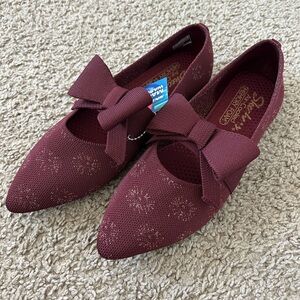 NWT women’s Skechers air-cooled memory foam flats with bow